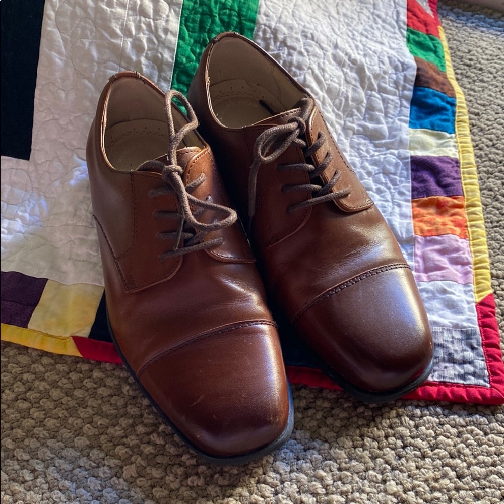 Florsheim Kids Brown leather Dress Shoes with Cap Toe and comfort soles 4M